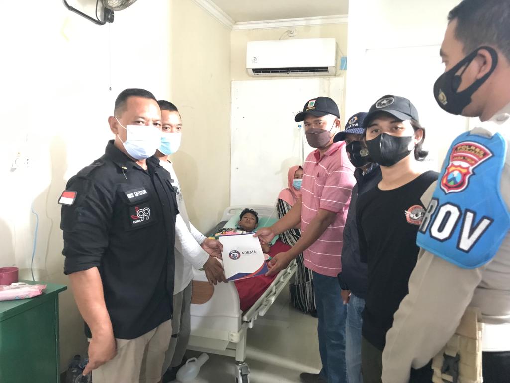 Koordinasi dengan Kepolisian, Manajemen Arema FC Kunjungi dan Beri Donasi Korban Kekerasan di Lumajang