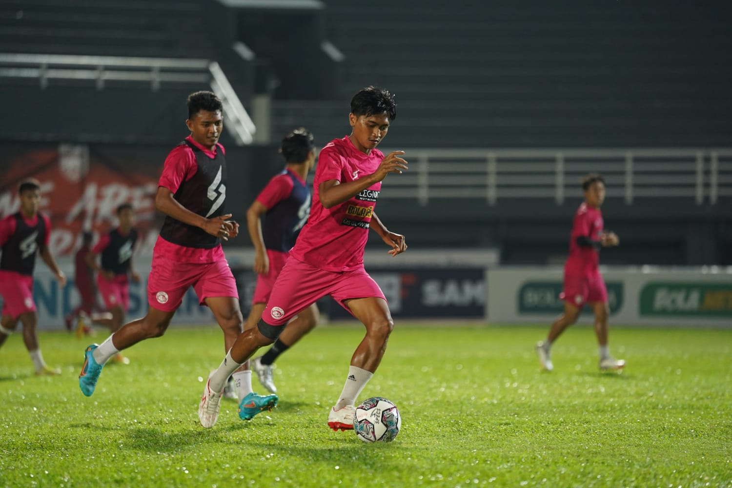   Rileks Saat Jajal Lapangan, Arema FC Tanpa Beban Hadapi Borneo FC di Leg 2 Final Piala Presiden 2022