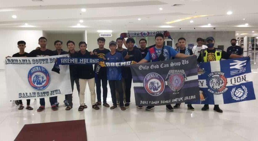Sambut Kedatangan Arema FC di Bandara, Aremania Banjarmasin Luapkan Penantian 3 Tahun
