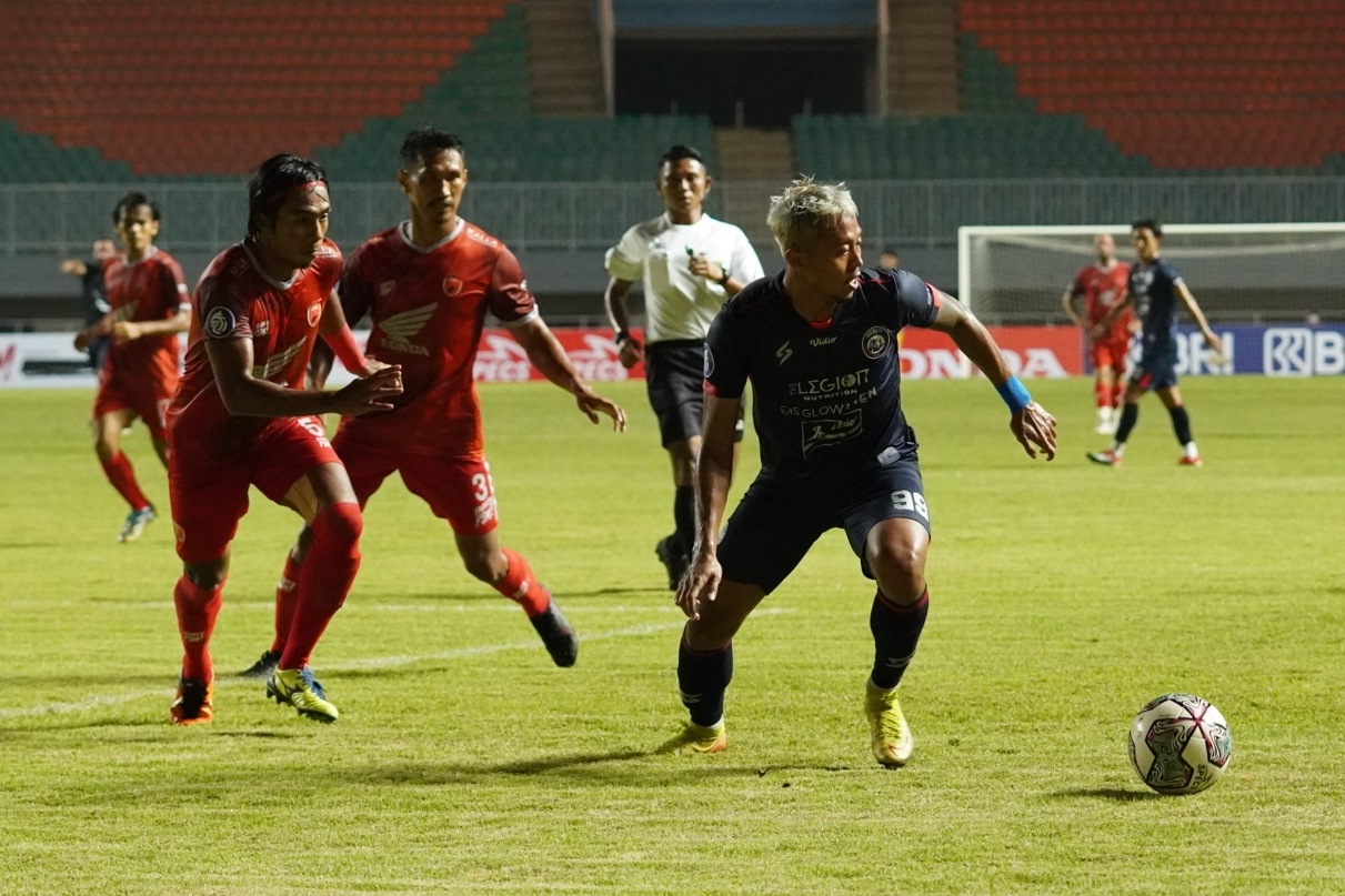 10 Pemain Arema FC Imbangi PSM Makassar