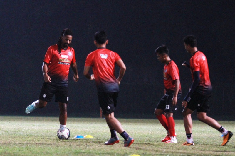 Eduardo Almeida Instruksikan Pemain Berjuang Ekstra Keras Hadapi PSS Sleman