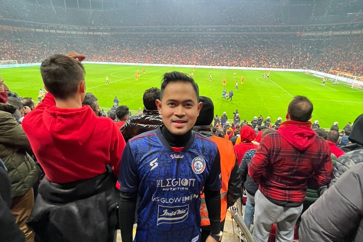 Gunakan Jersey Arema FC, Presiden Klub Rasakan Atmosfir Laga Panas Galatasaray vs Fenerbache di Istanbul 