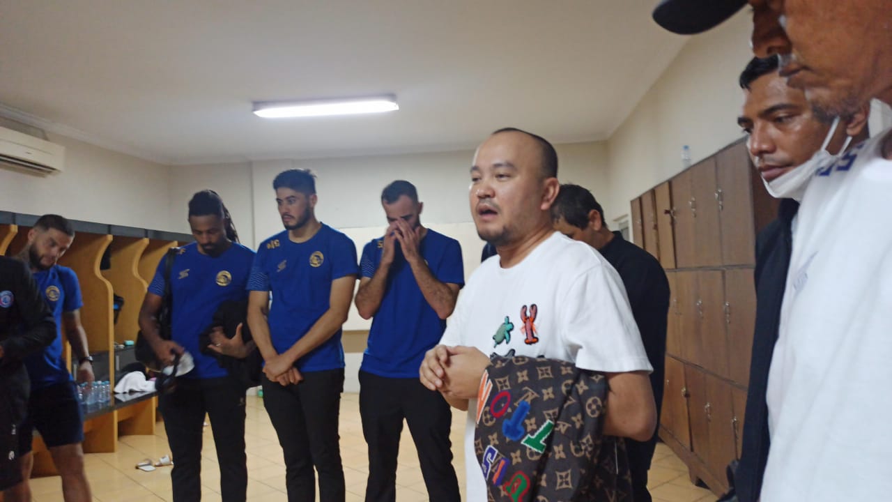 Presiden Arema FC Tunda Keberangkatan Pesawat Demi Transfer Bonus Tercepat Kemenangan Tim Singo Edan