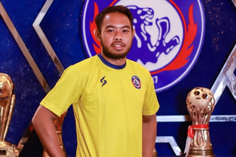 Resmi, Arema FC Ikat Kontrak  Adixi Lenzivio